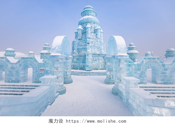 哈尔滨国际冰雪节美丽的冰雕建筑哈尔滨国际冰雪雕节是中国哈尔滨一年一度的冬季节。这是世界上最大的冰雪节.
